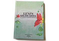 Treed binnen in de wondere wereld van Leni's kruidenboek