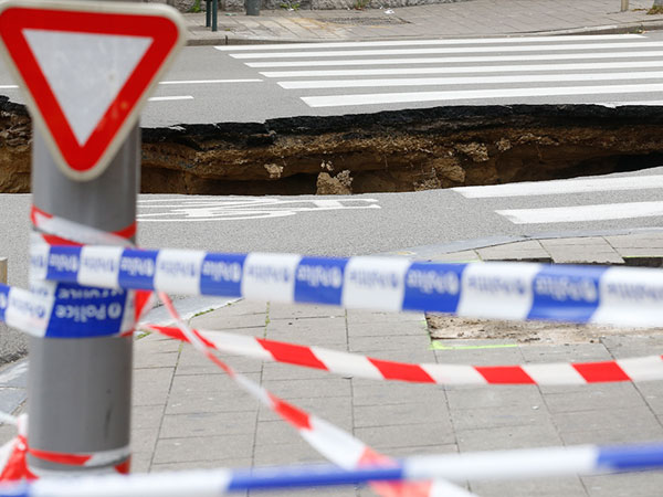 Vreemde zinkgaten, kraters en putten in de weg