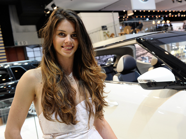 Les plus belles hôtesses du Salon de l'Auto