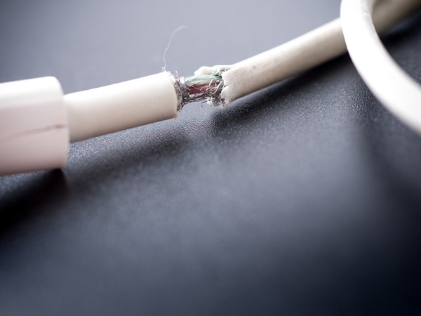 Des chargeurs et des câbles défectueux