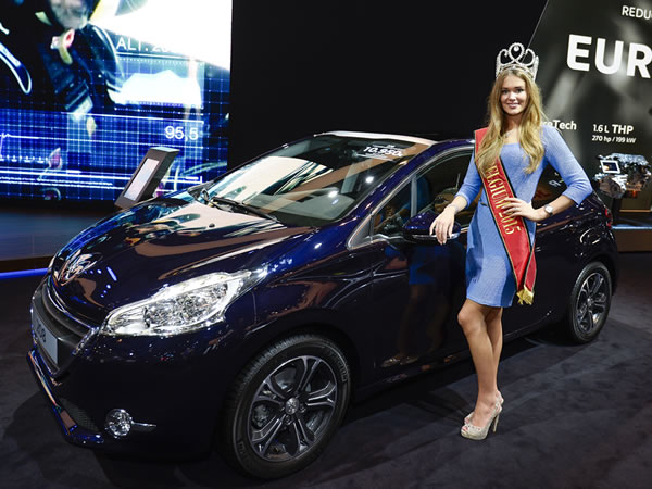 Les plus belles hôtesses du Salon de l'Auto