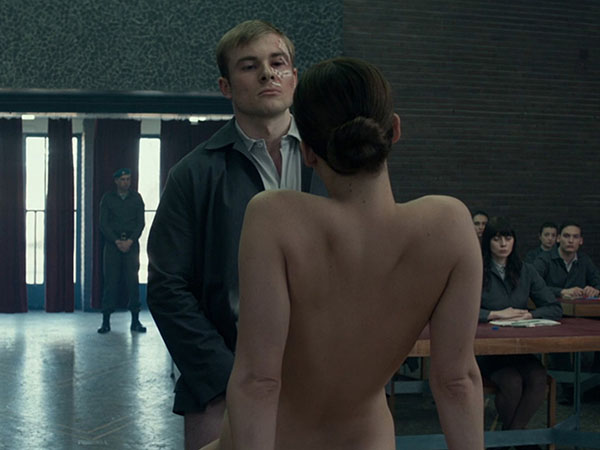 Scène de nu dans Red Sparrow