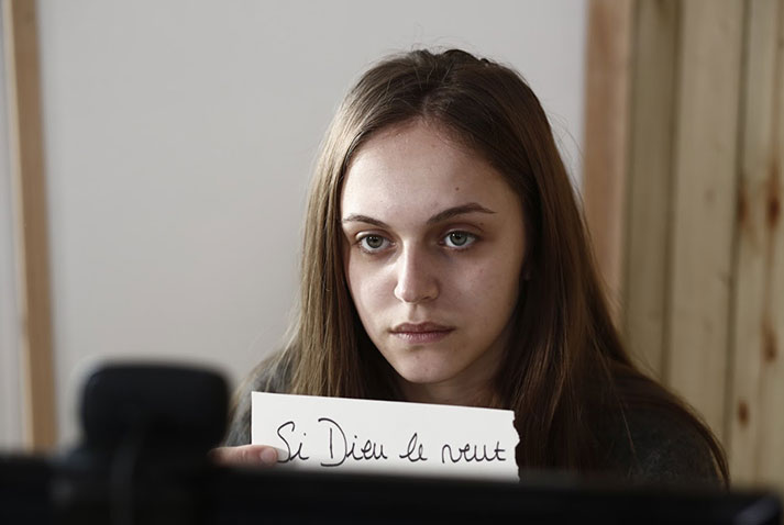 Le choix de vie d’Elodie est radical, mais il peut faire référence à d’autres situations vécues par des parents qui perdent le mode d’emploi de leur enfant. Vous pouvez comprendre sa rebellion ?