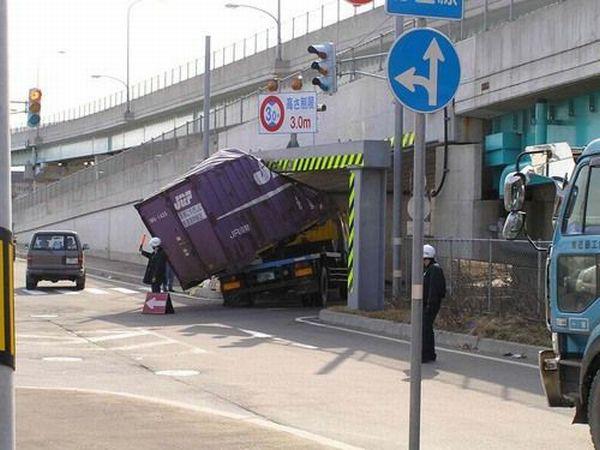 Le tunnel était-il trop bas ou la voiture était-elle trop haute ?