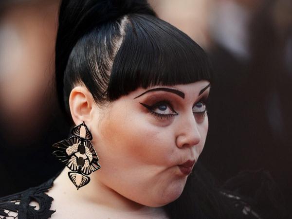 Dronken Beth Ditto schopt keet