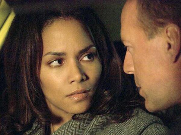 Verloofde Halle Berry deelt klappen uit aan fotograaf
