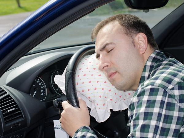 Saoul, il s'endort dans la voiture qu'il cambriolait