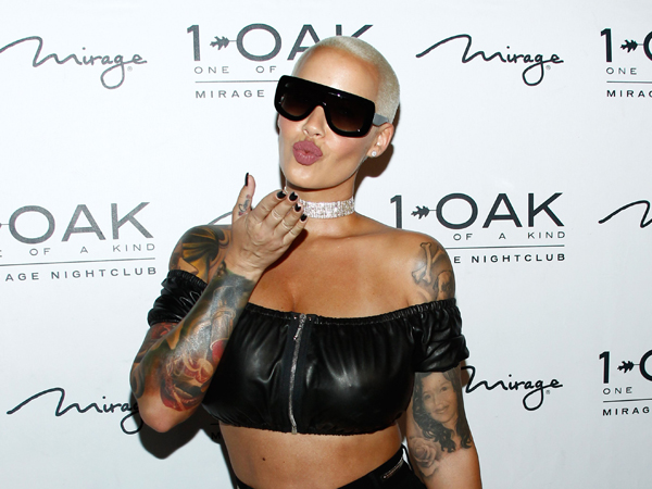 Amber Rose "ne dort plus la nuit" après son plan à trois !