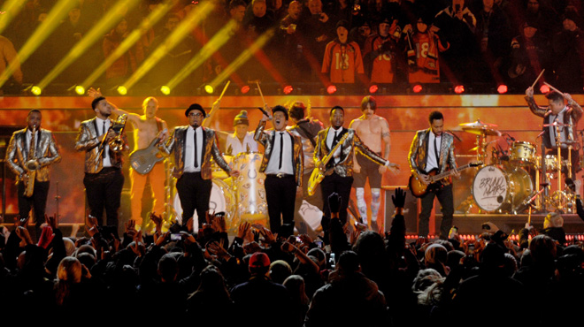 Bruno Mars a mis le feu au Super Bowl