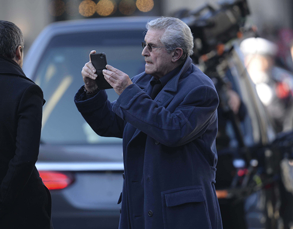Claude Lelouch choque en sortant son GSM pour filmer les amis de Johnny