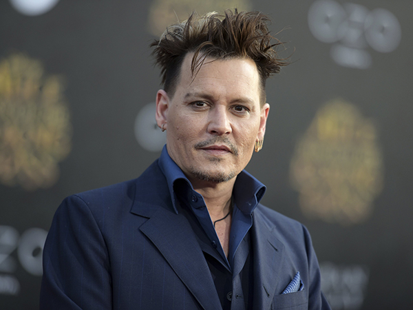 Johnny Depp va mieux... mais reste bizarre !