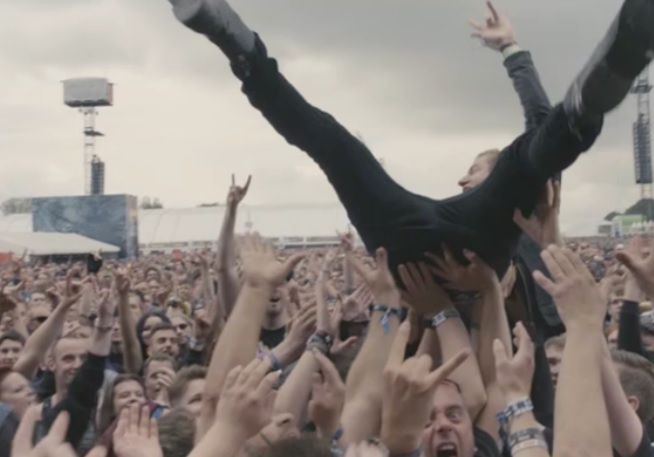 Jani crowdsurft op Graspop