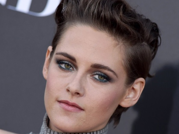 Kristen Stewart samen met haar assistente