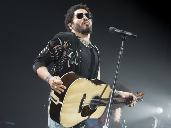 Lenny Kravitz déchire son pantalon sur scène