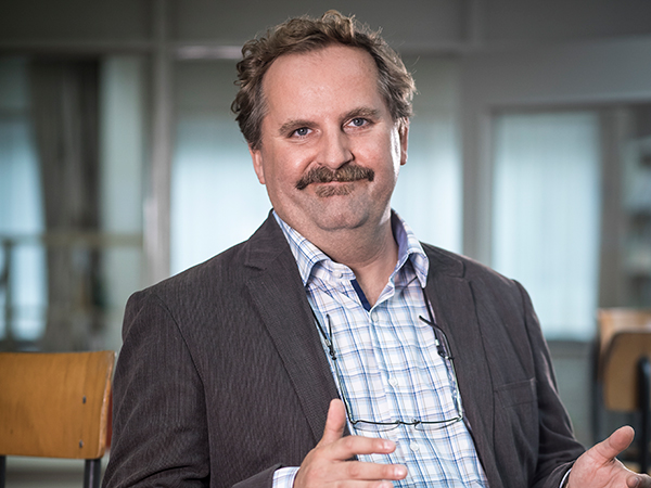 Tom Audenaert als directeur Erik