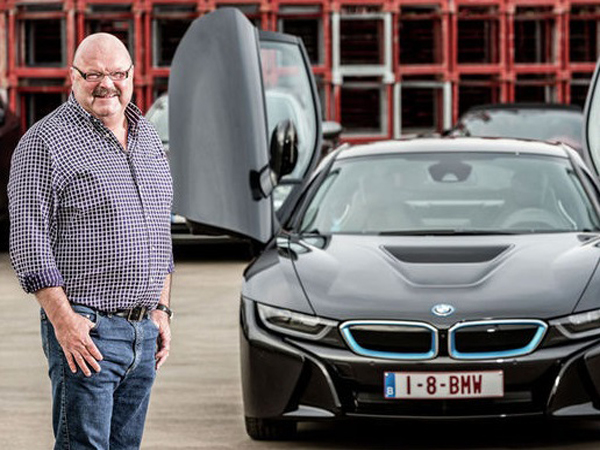 Michel Van den Brande uit 'The Sky is the Limit' stelt Sofie voor