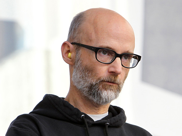 Moby harcelé par une fan déjantée