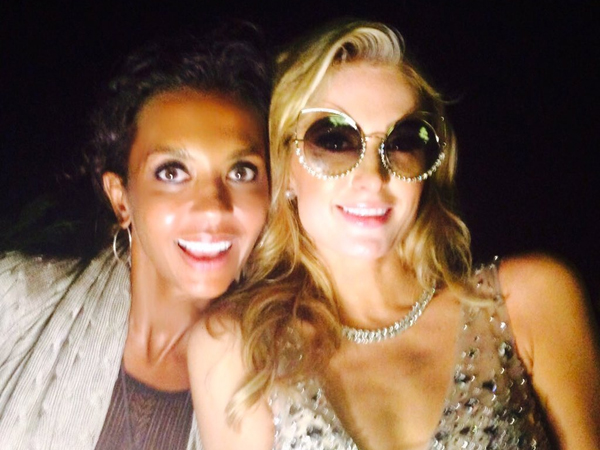 Le selfie improbable de Paris Hilton et Karine Le Marchand