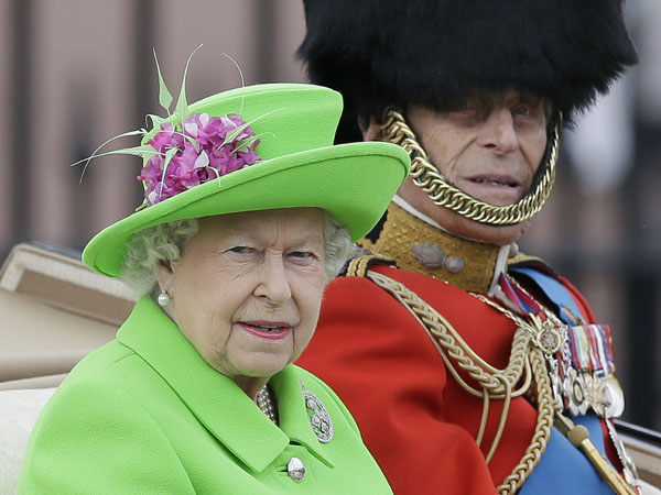 La reine d'Angleterre a "falli être tuée" par son garde du corps