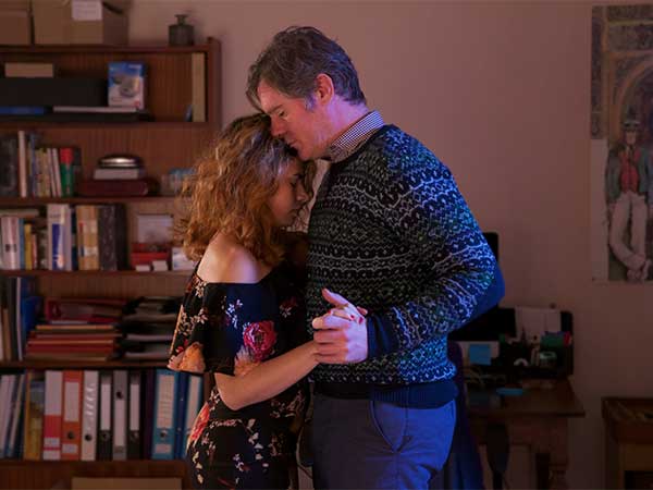 1) "Seule à son mariage"