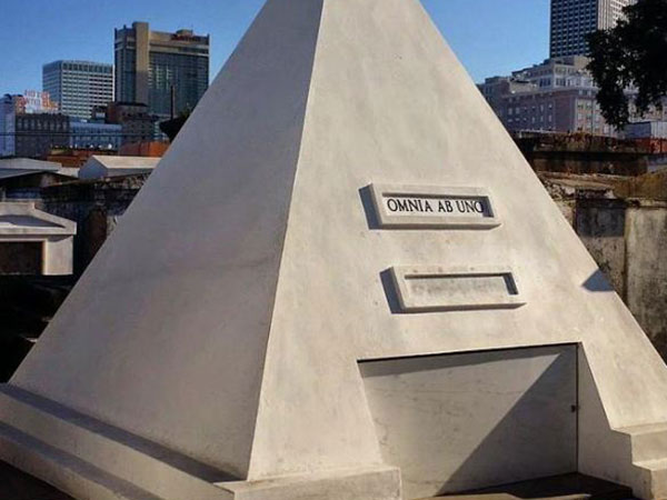 Une tombe en forme de pyramide