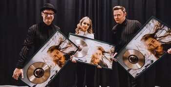 Hooverphonic reçoit un disque d’or pour « Looking For Stars »