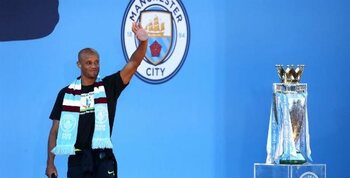 Kippenvel! Noel Gallagher eert Vincent Kompany met 'Wonderwall'
