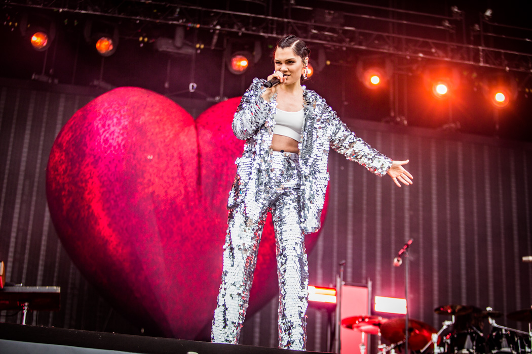 Jessie J სცენაზე ანუკი არეშიძის დიზაინით შექმნილი ტანსაცმლით გამოჩნდა info9.ge