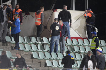 Brusselse fan stuikt tot 2x toe in elkaar tijdens Lommel - Union