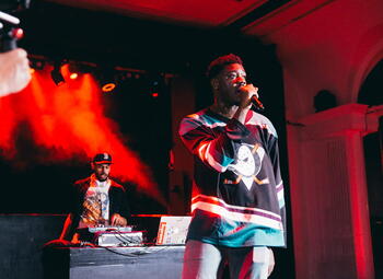 Belgische rapper Woodie Smalls vertelt wat het podium met hem doet