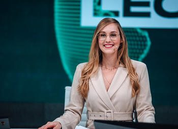 Belgische Eefje “Sjokz” Depoortere wint trofee voor “Host van het jaar” op Esports Awards 2020