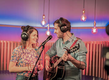 Elk uur een andere Vlaamse artiest live op Radio 2 op pinkstermaandag