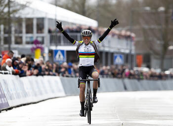 Annemiek van Vleuten contre le reste du peloton pour la reprise de la saison au Circuit Het Nieuwsblad