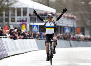 Van Vleuten versus de rest: nieuw seizoen trekt zich op gang in Omloop Het Nieuwsblad