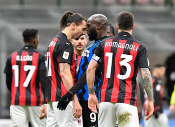 Eén maand na hun opstootje kijken Ibrahimovic en Lukaku elkaar weer in de ogen in de Milanese derby