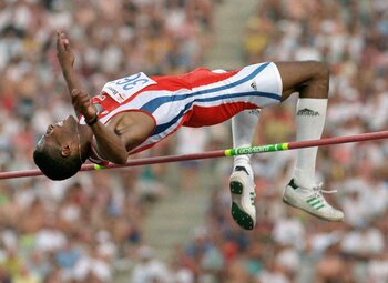 On this day: Javier Sotomayor vestigt indoor wereldrecord hoogspringen