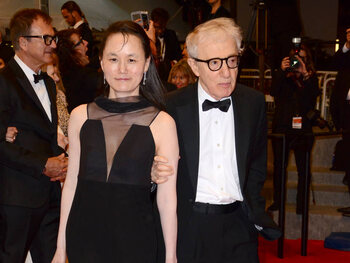 La femme de Woody Allen, Soon-Yi Previn, accuse sa mère adoptive, Mia Farrow, de maltraitance