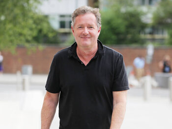 Taart in gezicht Piers Morgan na draagzakdiscussie