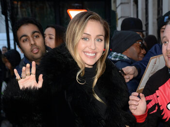 Miley Cyrus répond aux rumeurs de grossesse