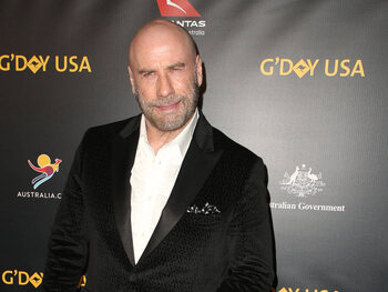 John Travolta : son crâne rasé a été inspiré par Pitbull