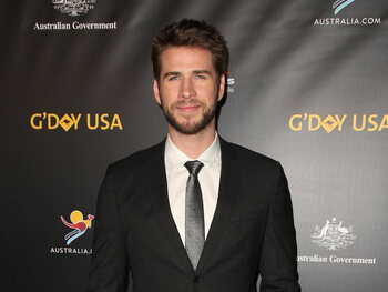 Liam Hemsworth rate les Grammy après avoir passé la nuit à l'hôpital