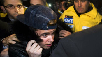 Justin Bieber inculpé pour coups et blessures