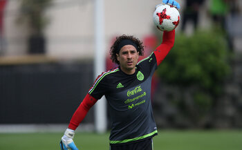 De sterren van de selectie: Guillermo Ochoa, een jaar als Rouche en Verde