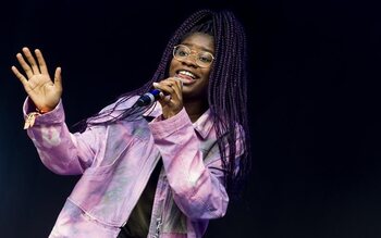 Coely : Une artiste qui survole la stratosphère musicale, les pieds bien ancrés au sol !