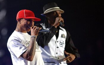 Snoop Dogg & Pharell - 'Drop it like it's hot'