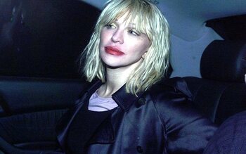 Courtney Love lance ses chaussures (et pas uniquement…)