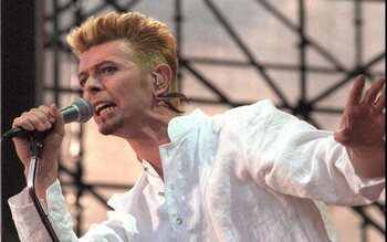 « Cat People (Putting Out Fire) » - David Bowie