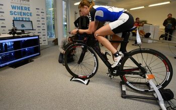 Vive la science : les coureurs cyclistes croisent chaque jour des spécialistes en tout genre