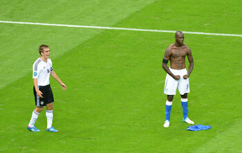 One day, one goal: Mario Balotelli schiet Duitse doel aan flarden