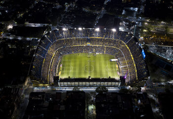 Steile tribunes La Bombonera ademen voetbal